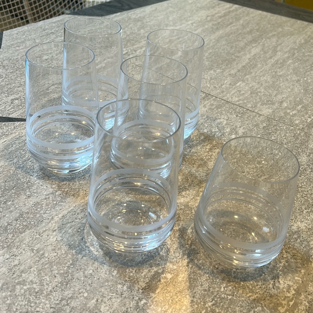 Kate Spade Glasses Set of 6 (5 Tall and 1 short)
Excellent condition